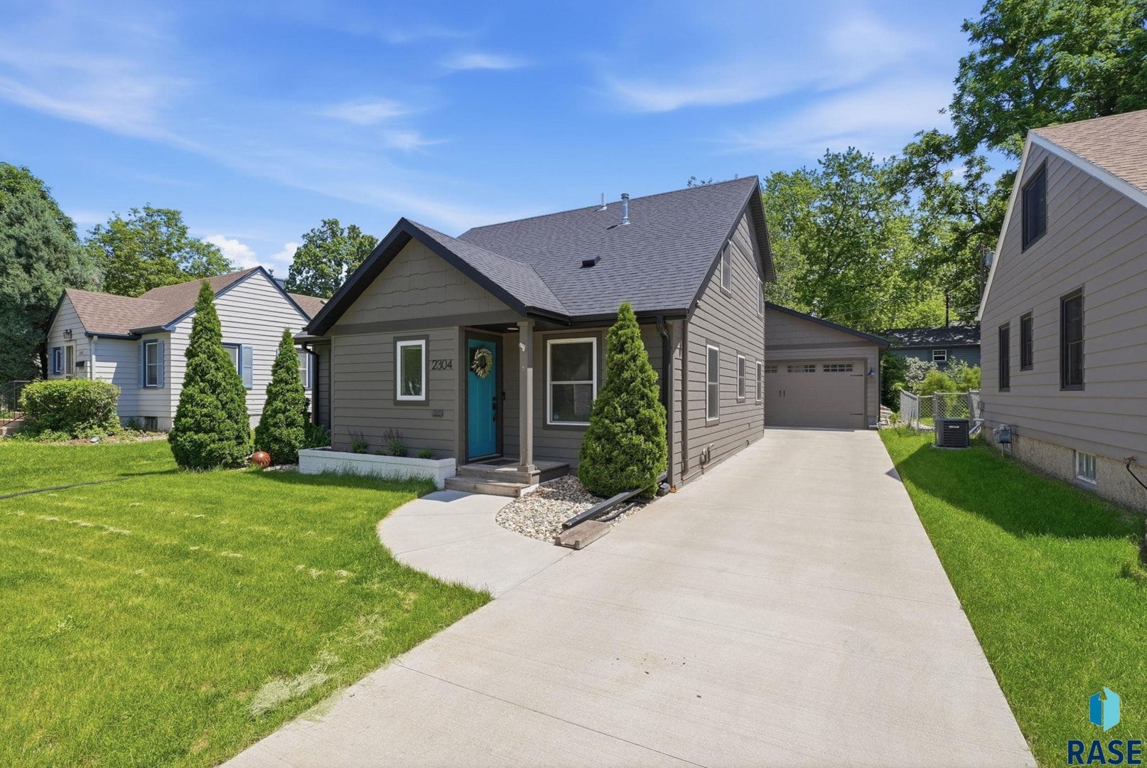 Front exterior view of 2304 S 3rd Ave, Sioux Falls, SD