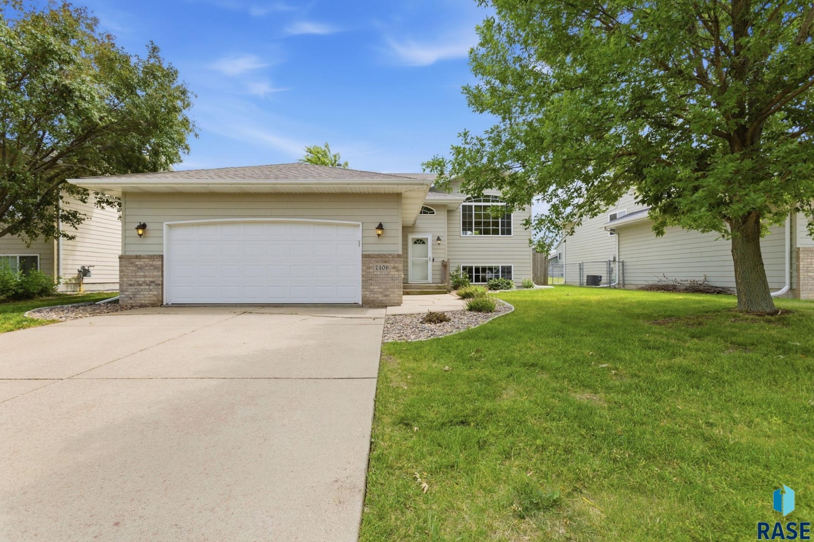 7409 West 50th Street: Beautifully Maintained Split-Foyer Residence
