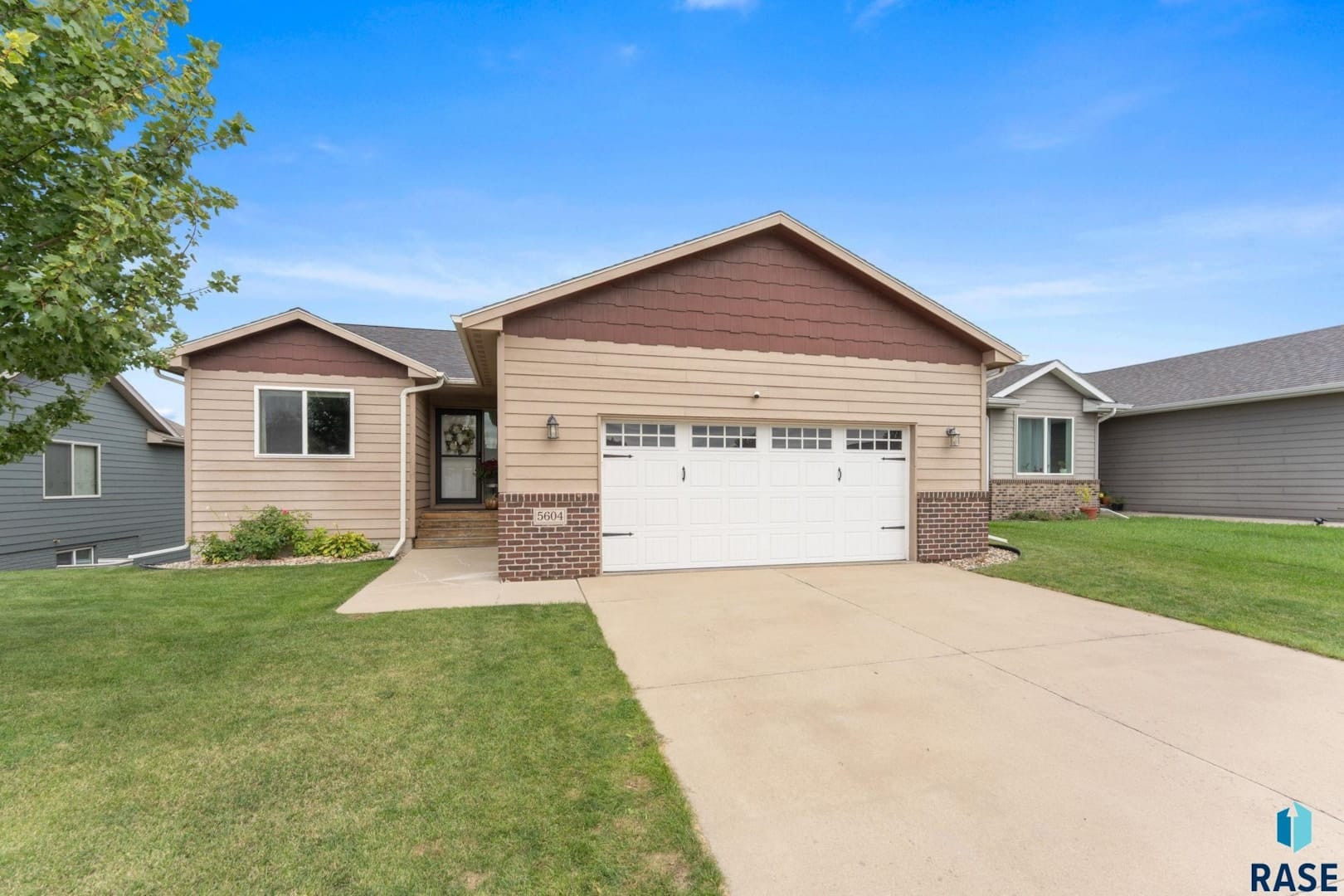 5604 W Oakcrest Dr: Ranch Walkout with Privacy