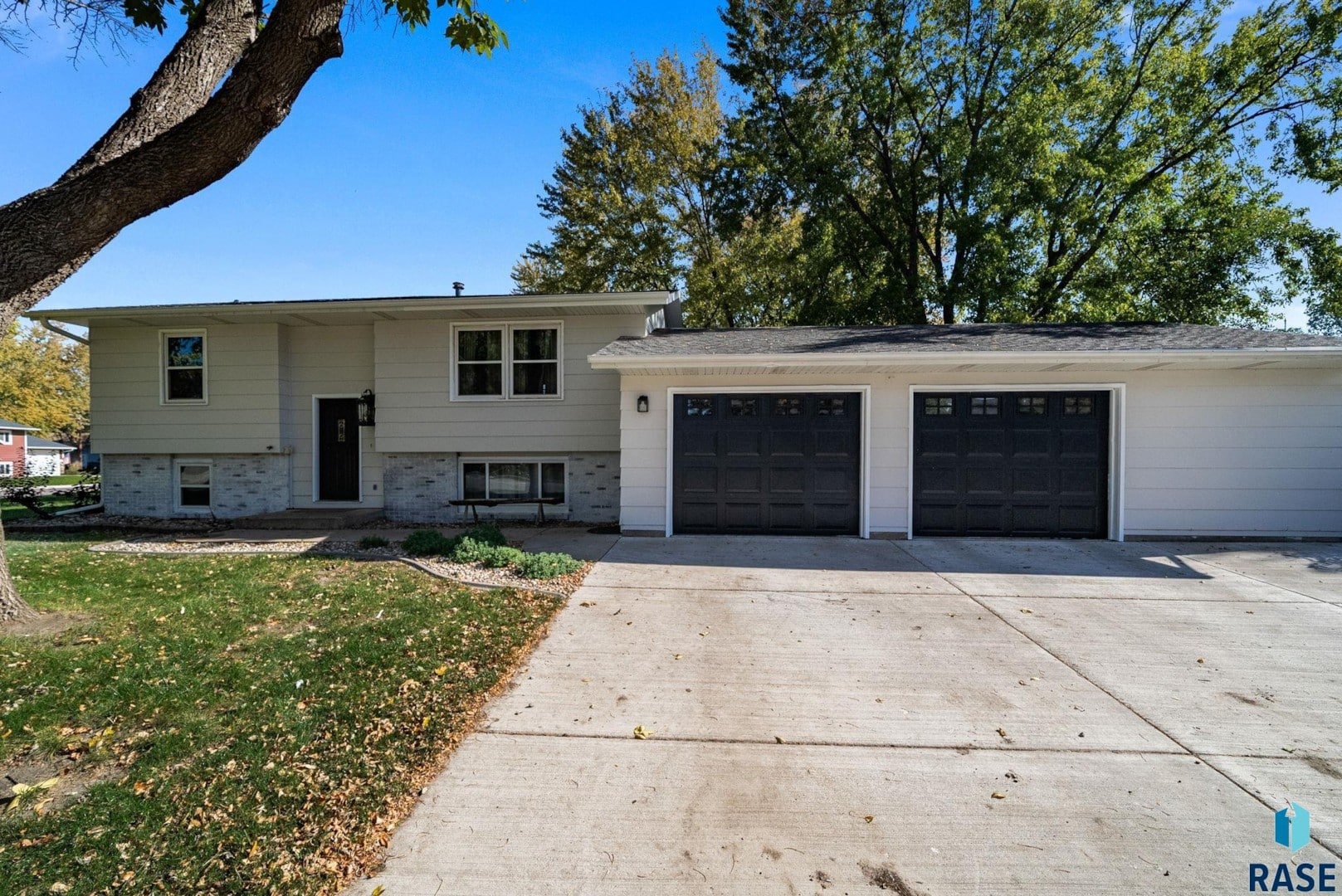 Front exterior at 200 Perry Ln, Harrisburg, SD